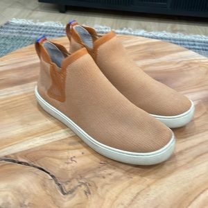 Rothys Chelsea boots Fawn